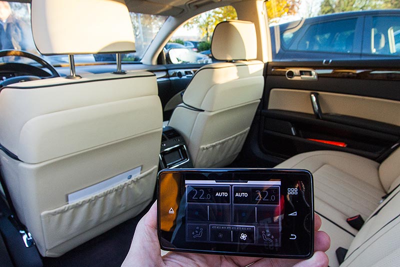 herausnehmbares Klima-Bedienteil im Fond des VW Phaeton 3.0 TDI von Ingo ('Black Pearl')