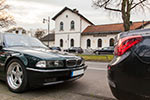 zwei der beim Rheinischen Stammtisch teilnehmenden 7er-BMWs vor dem alten Nordbahnhof in Krefeld