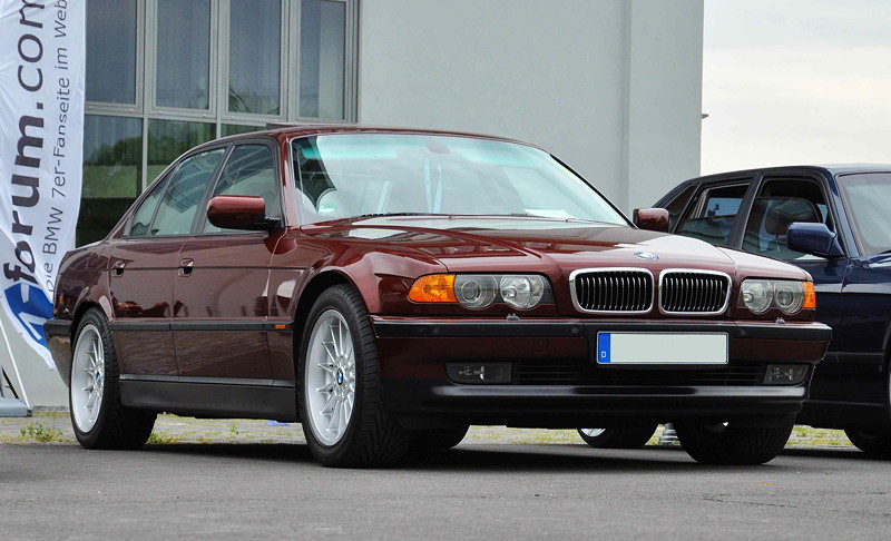 BMW 7er mit Unnaer-Kennzeichen, dritten Modell-Generation E38 vor dem F�rderturm beim Jahrestreffen