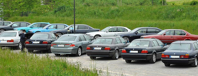BMW 7er-Parkplatz von der Seite gesehen