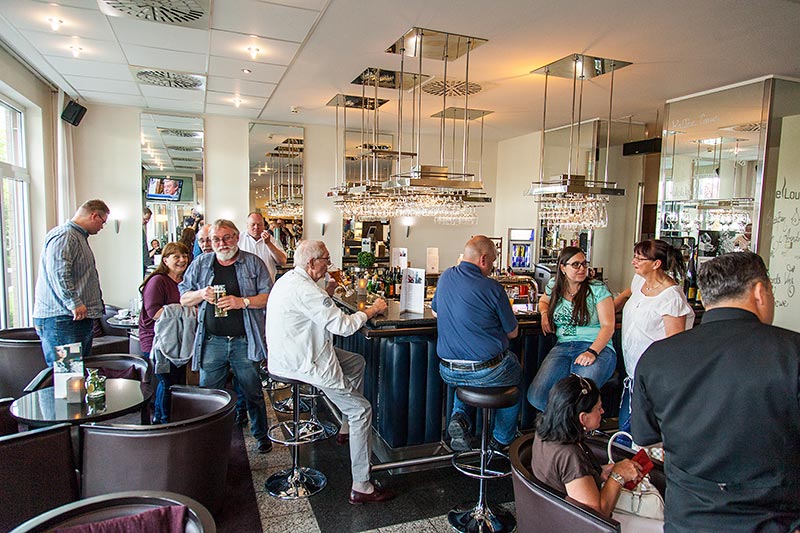 im Jahrestreffenhotel an der Bar