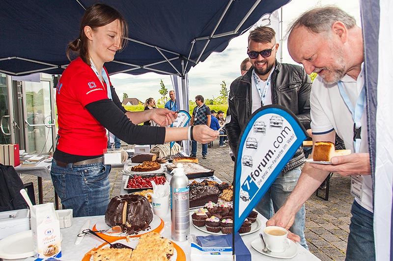 den ganzen Tag �ber gab es selbstgemachten Kuchen und Waffeln beim Jahrestreffen