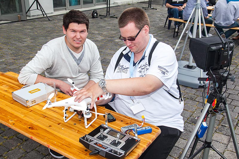 Daniel ('Fosgate', rechts) sorgte mit seiner Drohne f�r spektakul�re Luft-Aufnahmen vom Jahrestreffen