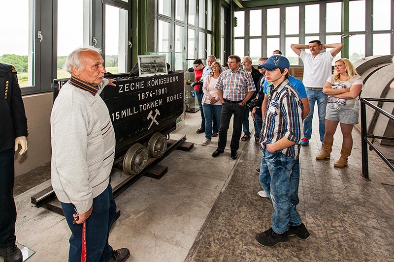 Besichtigung im F�rderturm B�nen, mit F�hrer G�nter Wagner (vorne links)