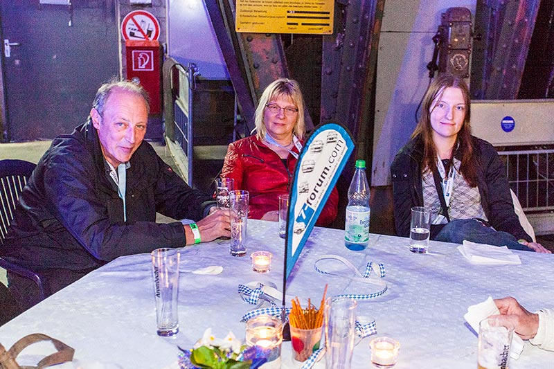 Abendveranstaltung in der alten Schachthallte im F�rderturm: Peter, Birgit und Dani