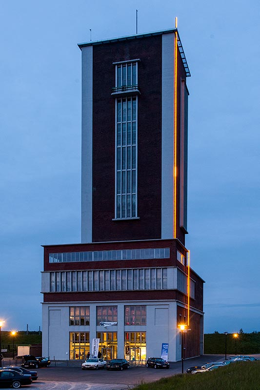 F�rderturm in B�nen mit seinen aktivierten Lichtmarkern am Abend