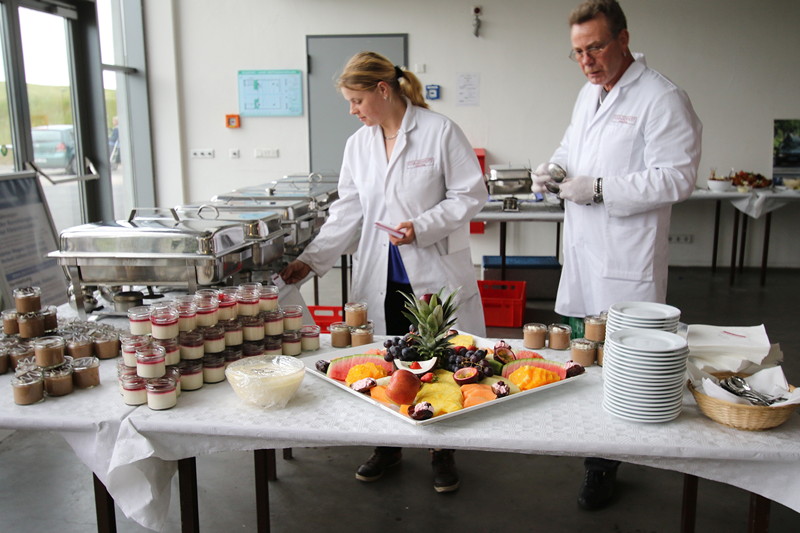 der Caterer Stolzenhoff baut das Abend-Buffet im F�rerturm B�nen auf