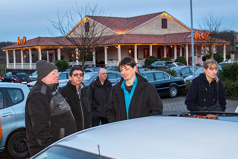 Stammtischrunde auf dem Parkplatz vor dem Caf del Sol