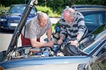 Christian ('cheeck', links") und Heinz-Peter ('TurboPeter') schauen sich den 6-Zylinder-Motor von Christians 732iA an