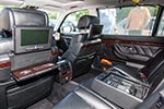 BMW 750iL (E38) von Luc mit fondorientierter Ausstattung: Klapptische und Mittelkonsole mit Radio und Telefonbedienung.