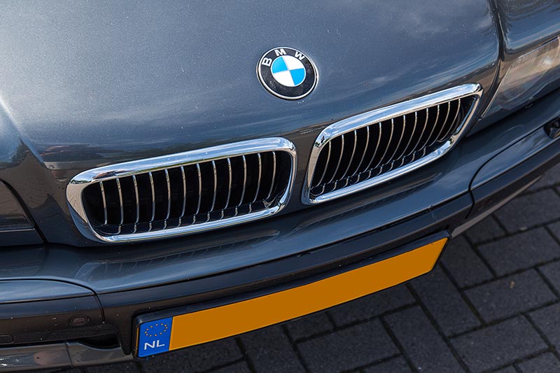 BMW 750iL (E38) von Luc, Motorhaube mit Niere, sein Auto ist neu lackiert in 'BMW Mineral Grau'.