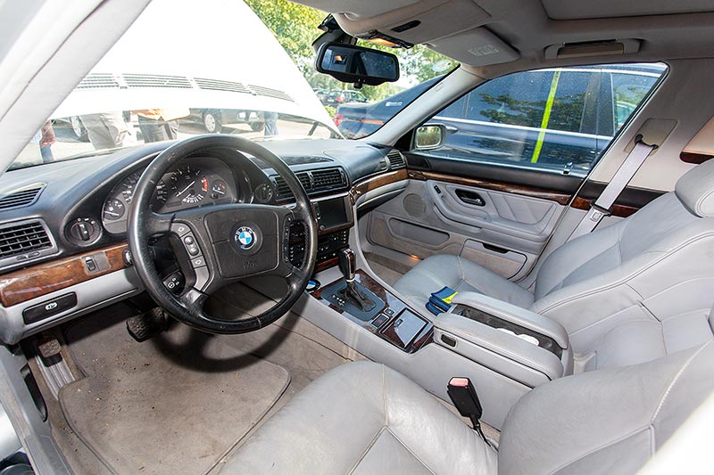 BMW L7 (E38), Blick in den Innenraum vorne. Hier gibt es im Vergleich zum 'normalen' 750Li keine nderungen