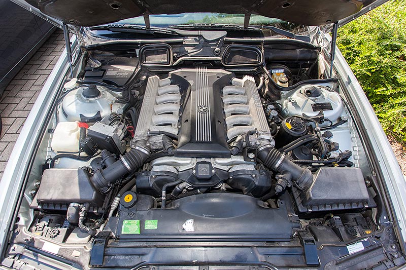 BMW L7 (E38), V12-Motor mit 326 PS und der Motorhaus aus Aluminium
