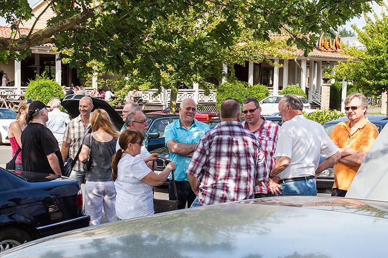Rhein-Ruhr-Stammtisch im August 2016, Stammtischrunde bei bestem Wetter auf dem Parkplatz