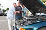 Sebastian ('Baschti', Mitte) liest den Fehlerspeicher des BMW 728i (E38) von Gregor ('leopold456', links im Bild) aus.