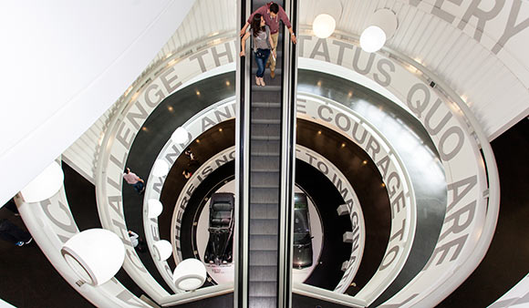 Blick in die BMW Museums-Schüssel mit ihrer Rolltreppe im Zentrum