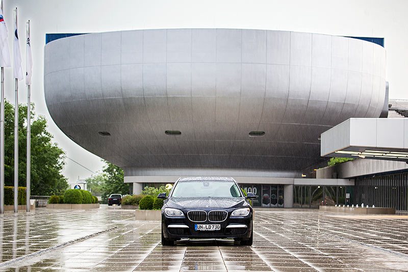 BMW 730Ld (F02) vor der BMW Museumskuppel am 3. Juni 2016 - bei str�menden Regen.