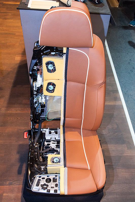 Schnittmodell eines Komfortsitzes vorne mit Sitzbelftung