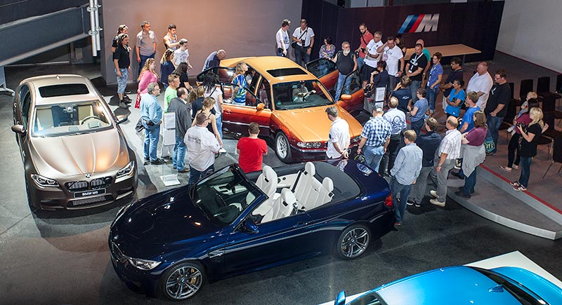 Besichtigung im BMW M Studio, v.l.: BMW M5, BMW M4 Cabrio und BMW L7 Karl Lagerfeld