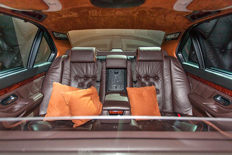 BMW Individual 750iLA L7 Karl Lagerfeld, Blick von vorne durch die geffnete Trennscheibe in den Fond