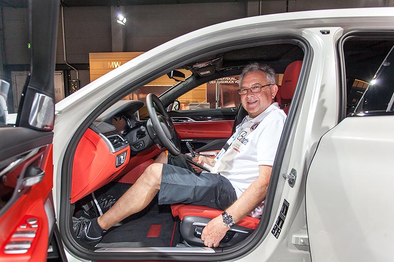 Karl-Heinz ('fuat') am Steuer des BMW 750Li Individual