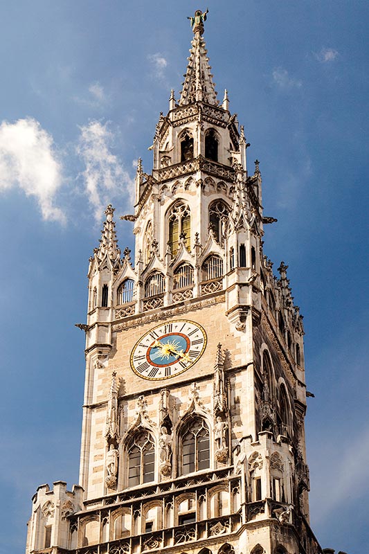 Der neue Rathausturm am Marienplatz in Mnchen
