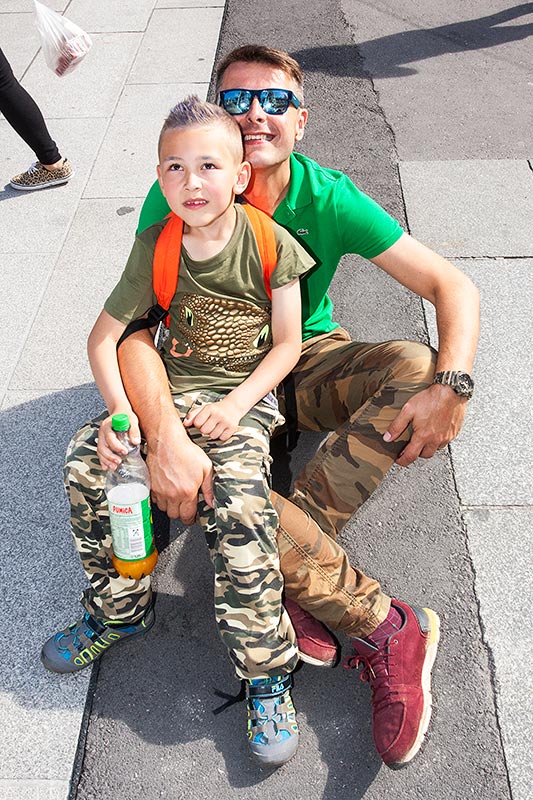 Michal ('bmwe23') schaut sich mit seinem Sohn Dominik das Glockspiel auf dem Marienplatz an
