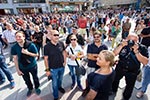 Teilnehmer auf dem Marienplatz beim Verfolgen des Glockenspiels