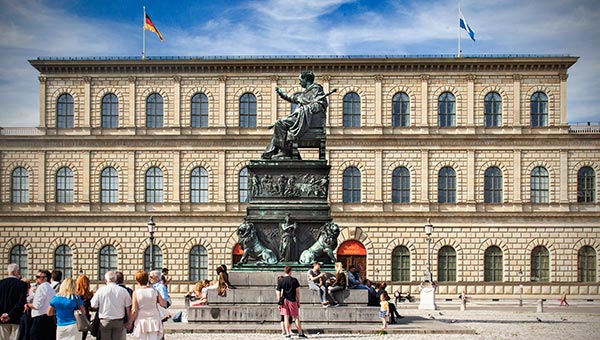 Max-Joseph-Platz in Mnchen mit dem Denkmal des thronenden Maximilian I. Joseph vor der Residenz in Mnchen