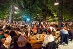 voll besetzter Augustiner Keller Biergarten bis in den spten Abend hinein