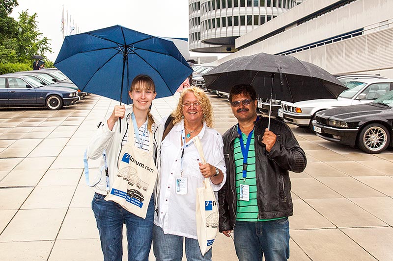  Das Wetter lie� leider zu W�nschen �brig: ORGA-Team Mitglieder Viola ('*Phoebe*') und Ulli ('Jeff Jaas'), mit Helfer Hans ('Raekten-paa').