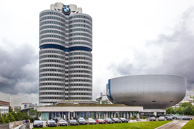 7-forum.com Jahrestreffen 2016 bei BMW in Mnchen: Blick auf BMW 4-Zylinder und BMW Museumsschssel.