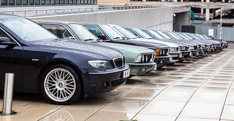 7-forum.com Jahrestreffen 2016 bei BMW in Mnchen: BMW 7er-Reihe auf der Rampe, vorne: BMW 740i (E65) von Karl ('wnyse1')