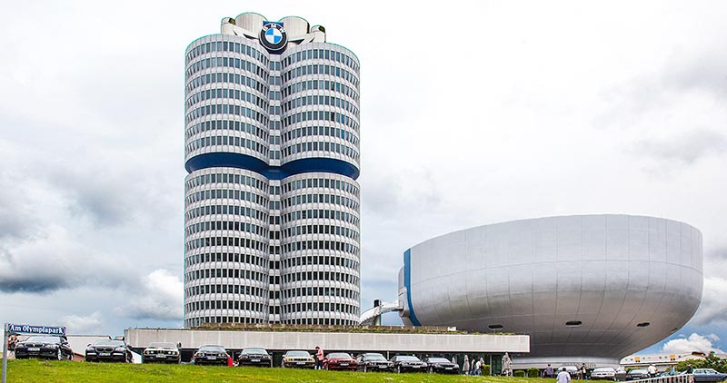  7-forum.com Jahrestreffen 2016 bei BMW in Mnchen: Blick auf BMW 4-Zylinder und BMW Museumsschssel.