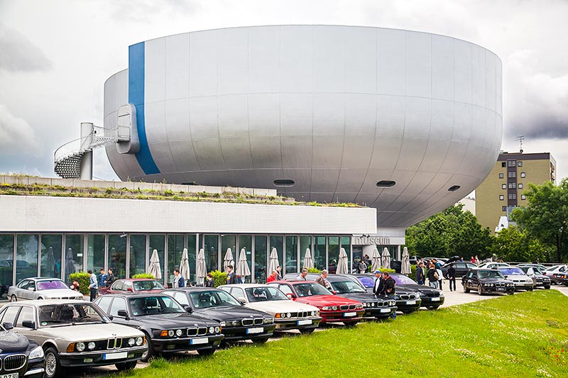 BMW 7er-Reihe vor dem BMW Museum in Mnchen beim 7-forum.com Jahrestreffen 2016.
