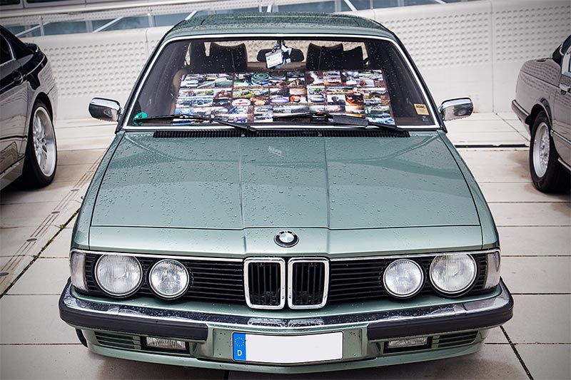  7-forum.com Jahrestreffen 2016: BMW 735i (E23, Bj. 1985) mit Foto-Collage in der Windschutzscheibe von fr�heren Veranstaltungen.