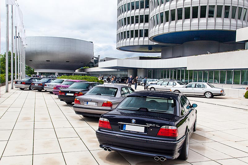 7-forum.com Jahrestreffen 2016 bei BMW in Mnchen, vorne der BMW 750iL (E38) von Johann ('KJ750IL')