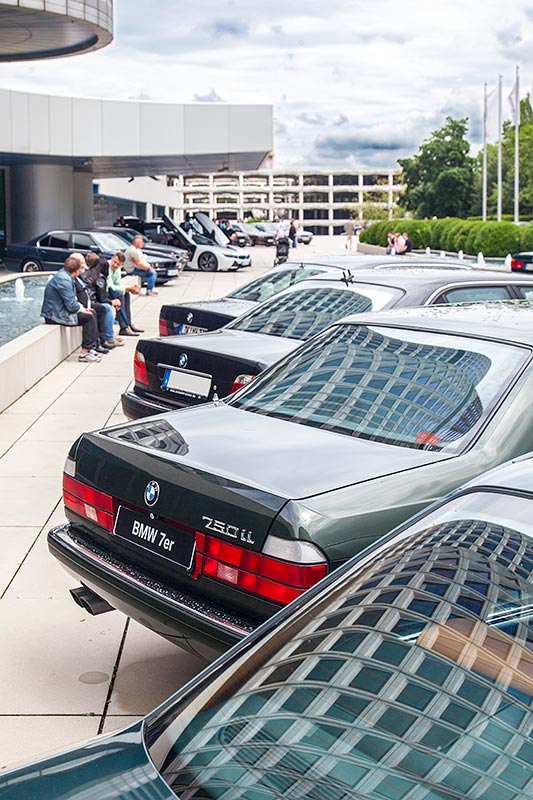 7-forum.com Jahrestreffen 2016: vorne BMW 750iL (E32) von Julia ('Julchen90')