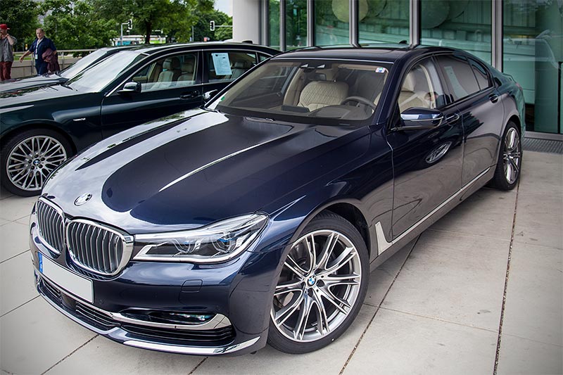 7-forum.com Jahrestreffen 2016: BMW 740i (G11) von Gerold ('GeroF') hinter dem BMW Museum