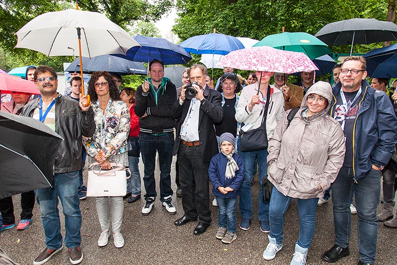  7-forum.com Jahrstreffen 2016, Ausfahrt am Sonntag, Begrung der Teilnehmer am Schloss Schleiheim - bei Regen.