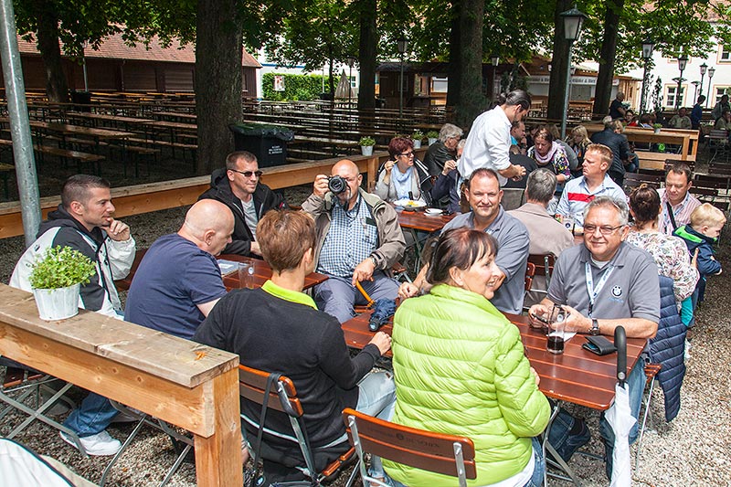 7-forum.com Jahrestreffen 2016, Ausfahrt zum Schloss Schleiheim: die Teinehmer strken sich im Biergarten