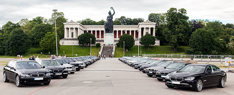 7-forum.com Jahrestreffen 2016, Gruppenfoto an der Bavaria. Teilnehmende 7er-BMWs vor der Bavaria auf der Theresienwiese.