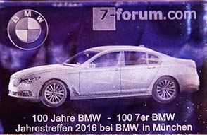 7-forum.com Jahrestreffen 2016 - das Bild zeigt das Einfahrtsgeschenk, ein Glasquader mit eingelasertem BMW 7er der jüngsten Generation G11.