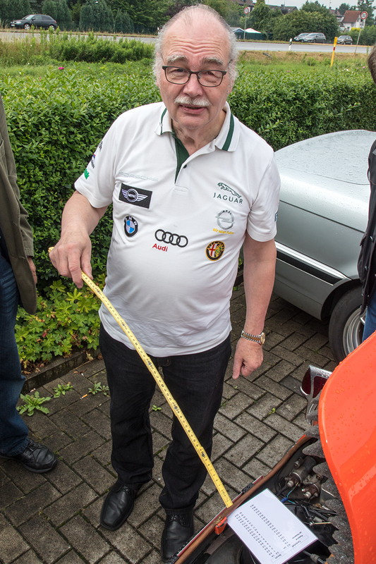 Ralf ('asc-730i') an seinem Goggomobil TS 250 Coup�. Der Tankinhalt wird mittels Zollstock und Tabelle ermittelt.