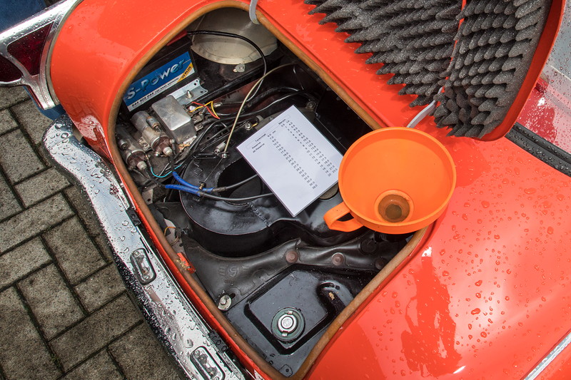 Goggomobil TS 250 Coup� von Ralf ('asc-730i'). Der Tankstutzen befindet sich hinten. Per Trichter kann das Tankgemisch eingef�llt werden.