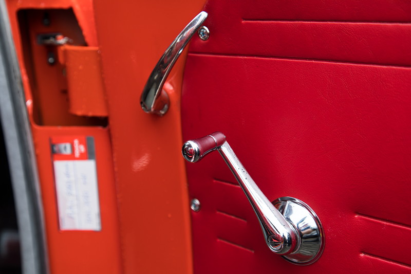 Goggomobil TS 250 Coup� von Ralf ('asc-730i'). Rote T�r-Innenverkleidung mit verchromtem Fensterheber.