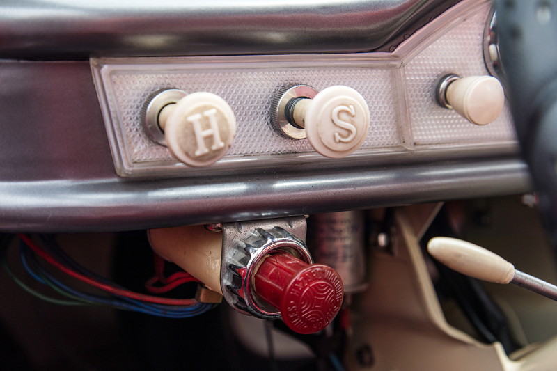 Goggomobil TS 250 Coup� von Ralf ('asc-730i'). Schalter f�r Heizung (H), Starthilfe (S), Scheibenwischer (links) und Warnblinker (rot).