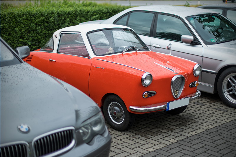 Goggomobil TS 250 Coup� von Ralf ('asc-730i') zwischen zwei parkenden 7er-BMWs