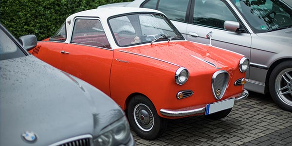 Goggomobil TS 250 Coupé von Ralf ('asc-730i') zwischen zwei parkenden 7er-BMWs