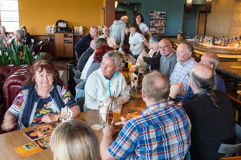 Rhein-Ruhr-Stammtisch im Juli 2017 im Caf� del Sol in Castrop-Rauxel, zun�chst an einem zu kleinen Tisch.